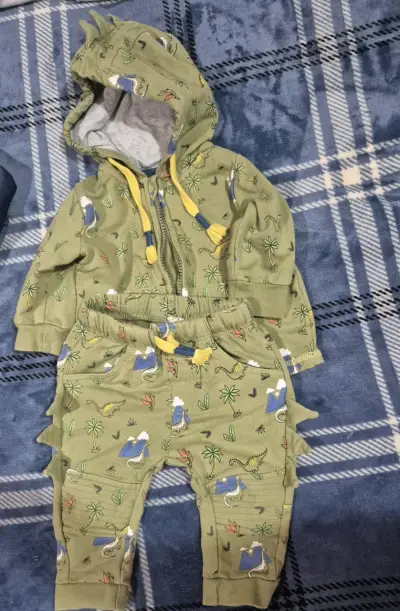 Conjunto infantil diseño dinosaurios - miniatura 1