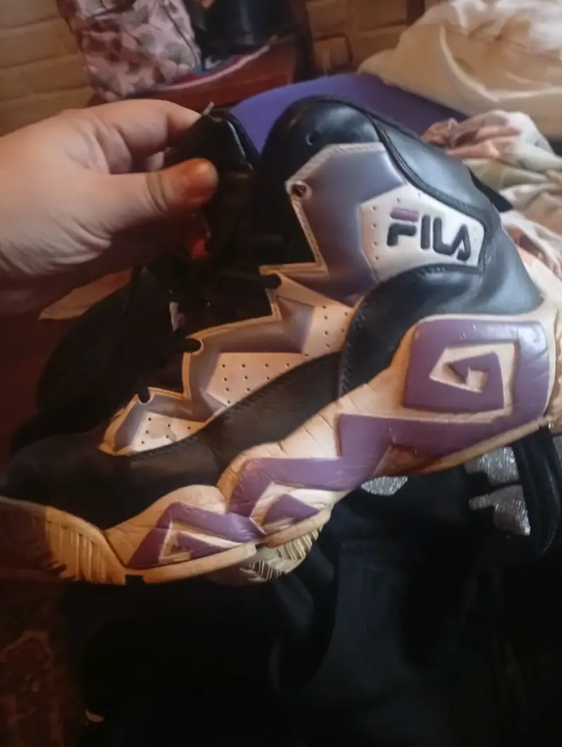 Zapatillas Fila negras y moradas - 2