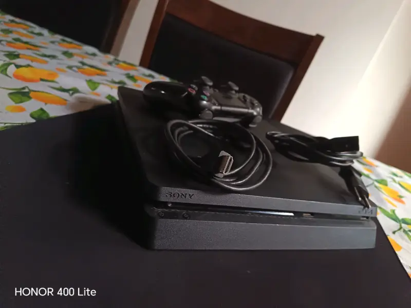 Consola Sony PlayStation 4 con control - 2