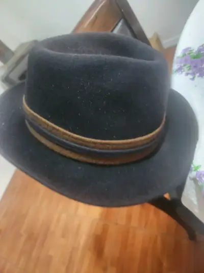Sombrero de fieltro negro - miniatura 1