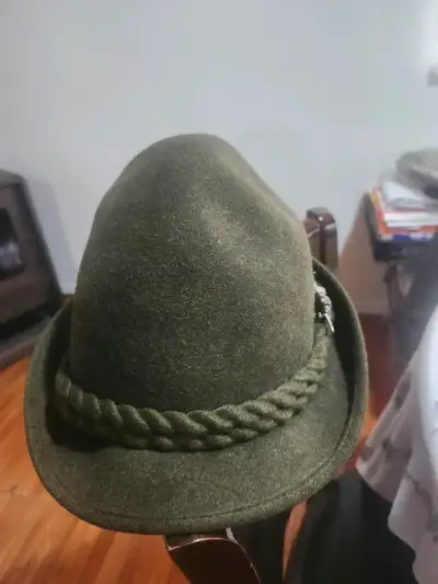 Sombrero verde estilo alpino - miniatura 1