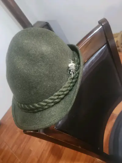 Sombrero verde estilo alpino - miniatura 2