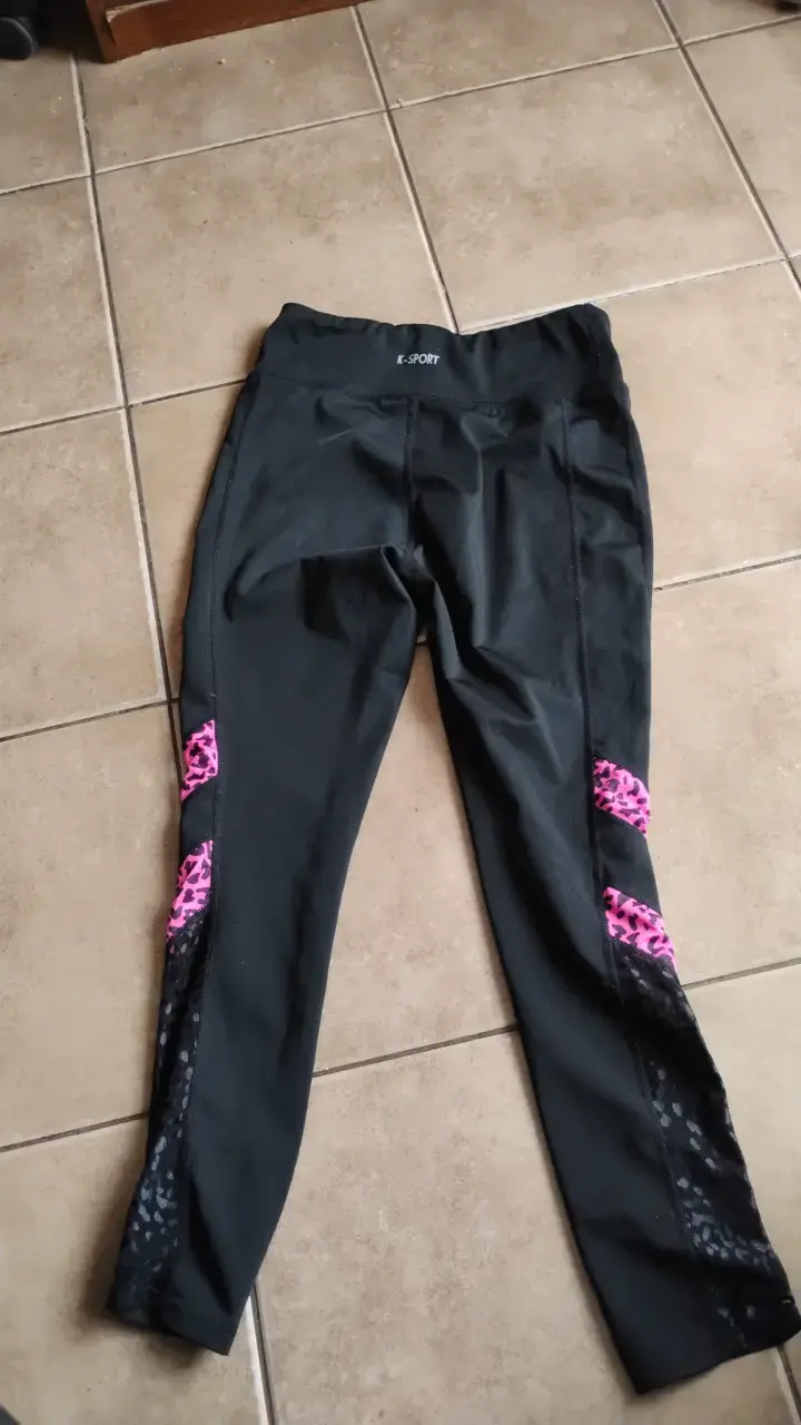 Leggings deportivos negros con detalles rosas