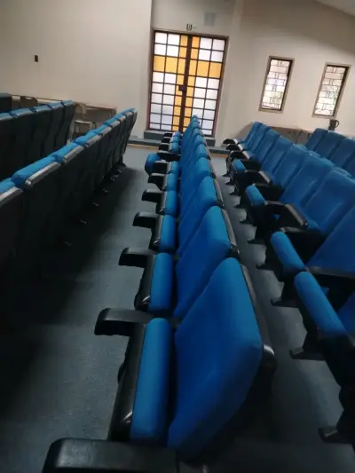 Asientos de auditorio azules - miniatura 1