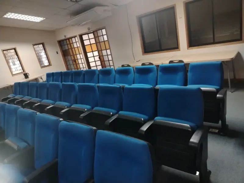 Asientos de auditorio azules - 2