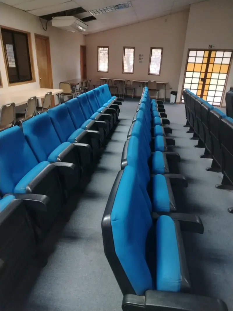 Asientos de auditorio azules - 3