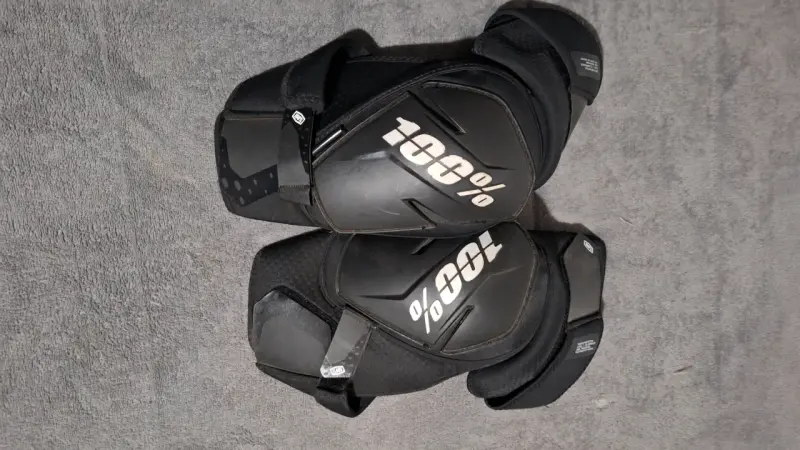 Rodilleras 100% , casco 661 - 2