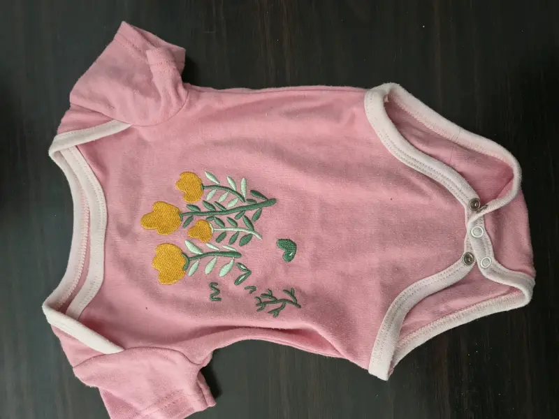 Body bebé rosa con flores