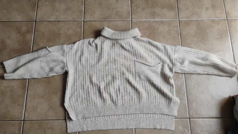 Suéter gris con bolsillo