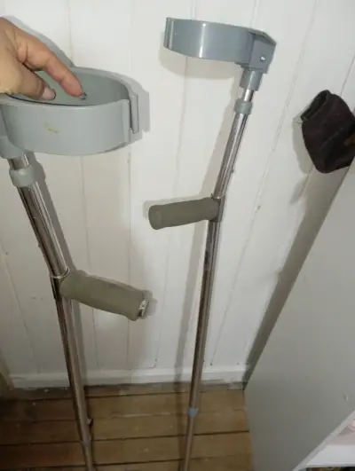 Muletas ajustables de aluminio - miniatura 1
