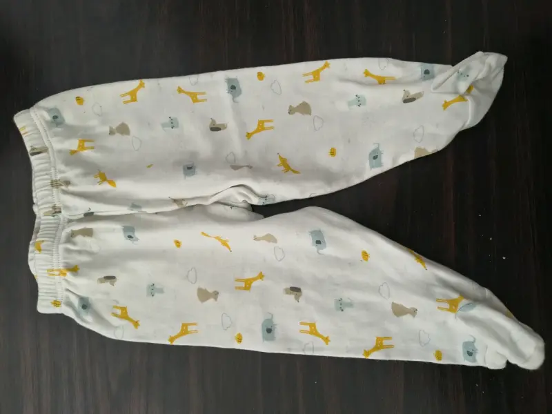 Pantalón para bebé con patitas