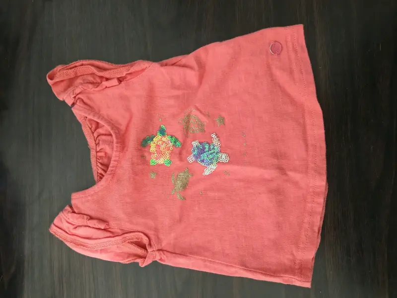 Polera rosada con tortuga brillante
