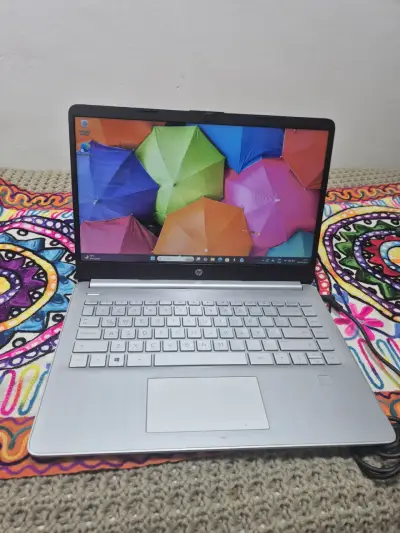Notebook HP plateado 14 pulgadas - miniatura 1