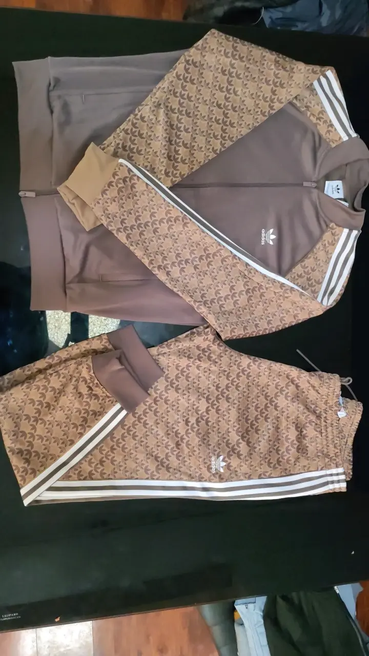 Conjunto deportivo marrón estampado