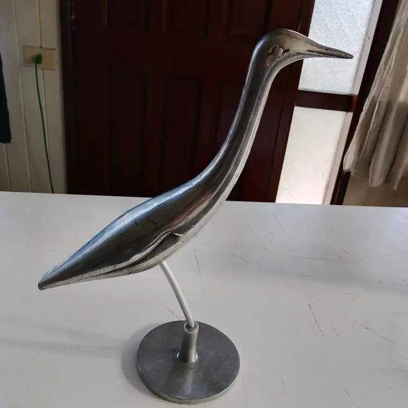 Escultura de pájaro metálico