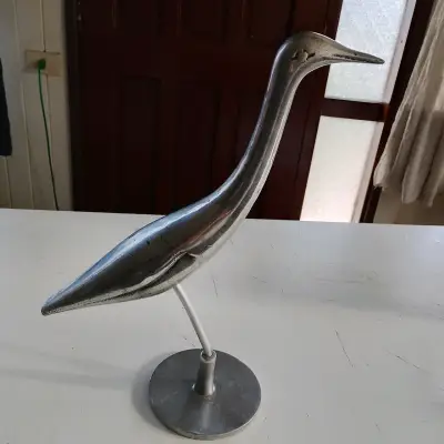 Escultura de pájaro metálico - miniatura 1