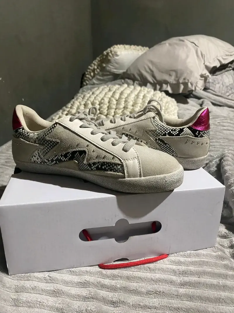 Zapatillas beige con detalle rosa