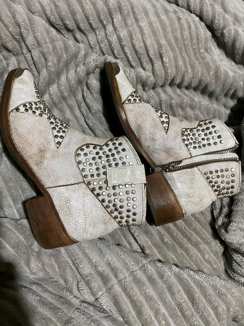 Botines blancos con tachas