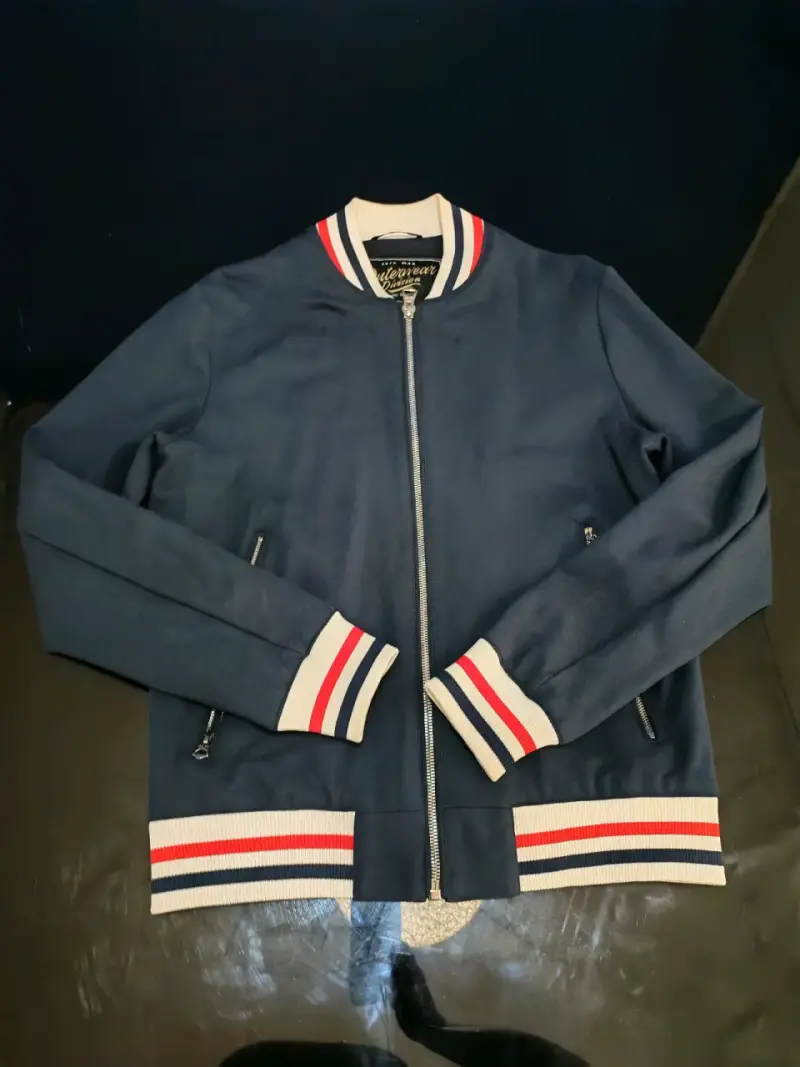 Chaqueta azul estilo bomber