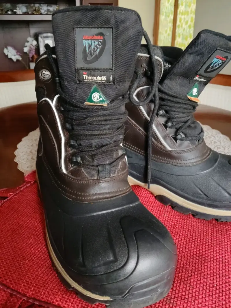 Botas de invierno negras y marrones