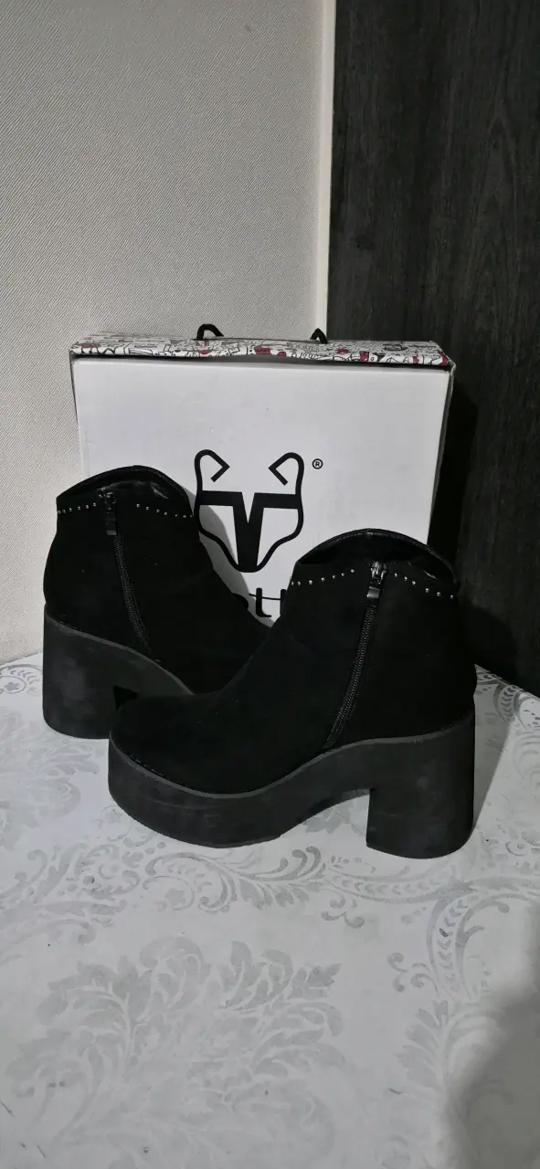Botines negros con tacón grueso