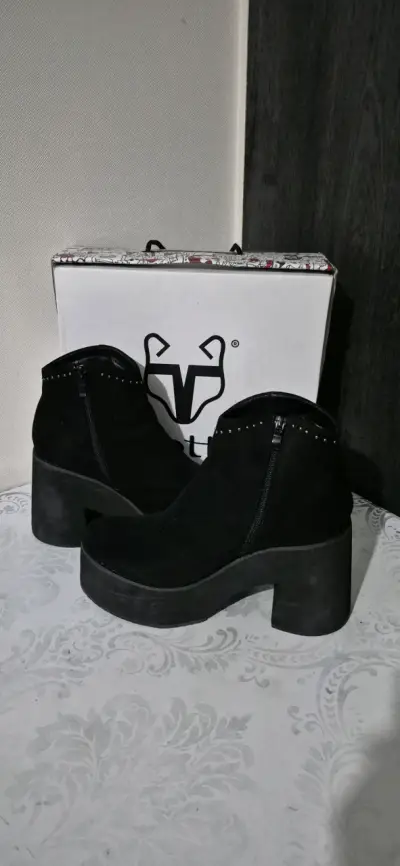Botines negros con tacón grueso - miniatura 1