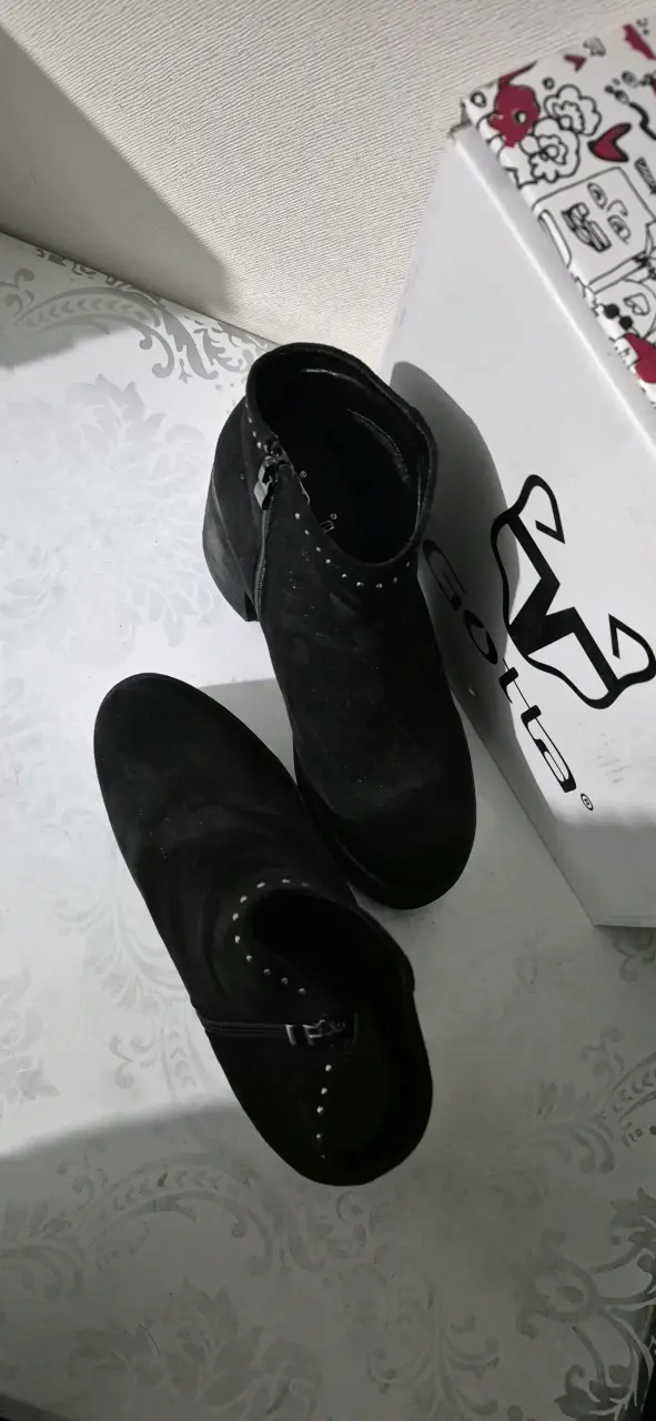 Botines negros con tacón grueso - 2