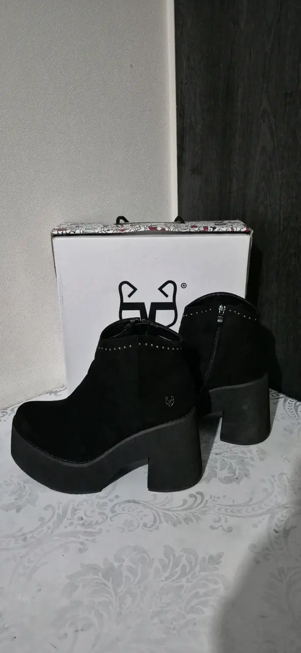 Botines negros con tacón grueso - 3
