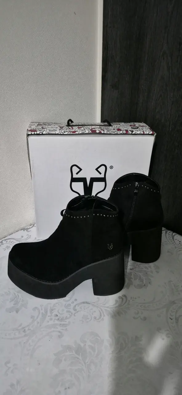 Botines negros con tacón grueso - 4
