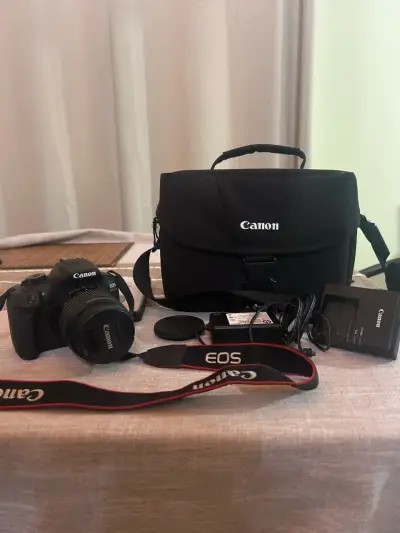 Cámara Canon EOS con accesorios - miniatura 1