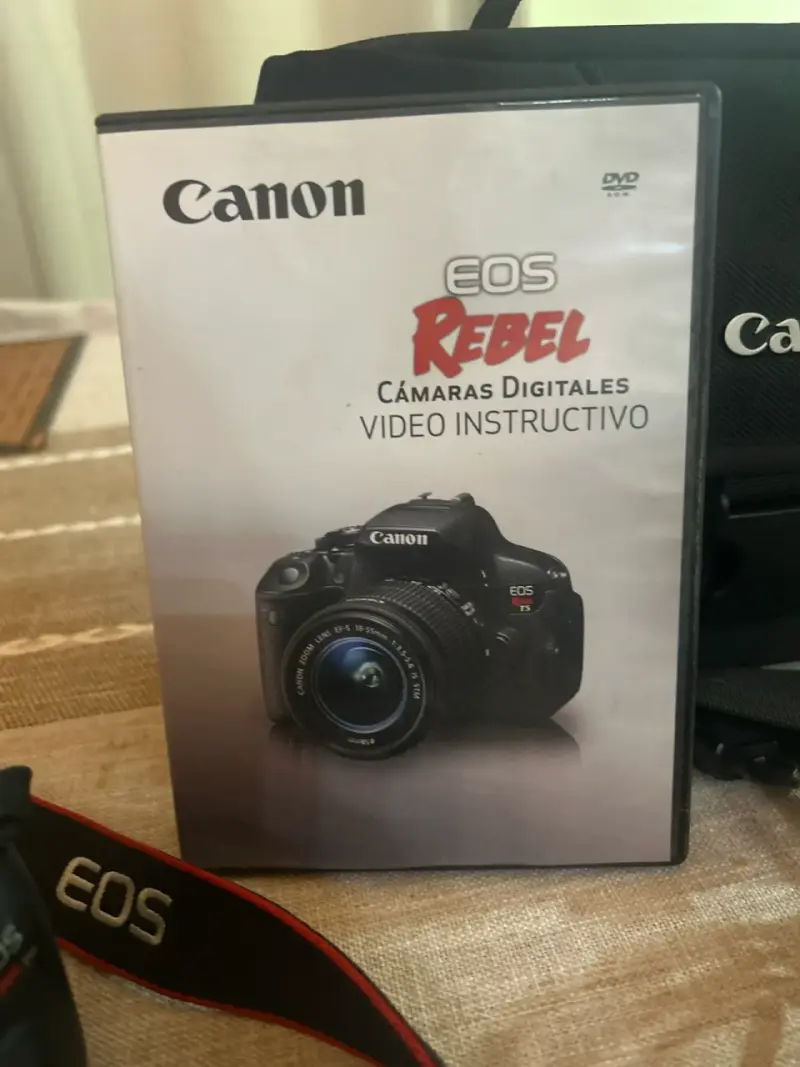 Cámara Canon EOS con accesorios - 4