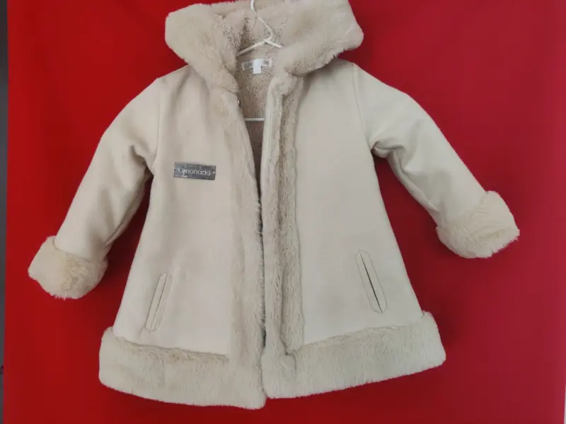 Abrigo infantil crema con capucha