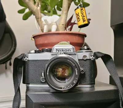 Cámara análoga Nikon FE + Lente 50mm - miniatura 1