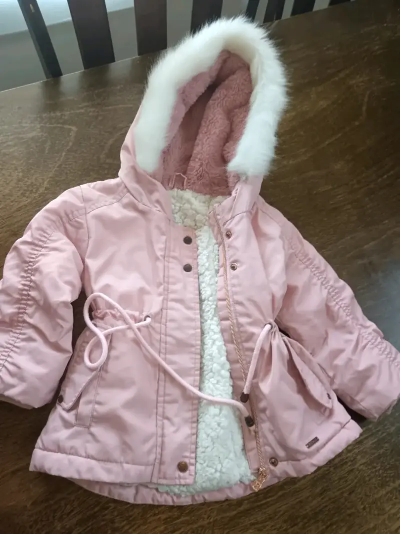 Abrigo rosado para niña con capucha