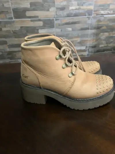 Botines CAT café con tachas - miniatura 1