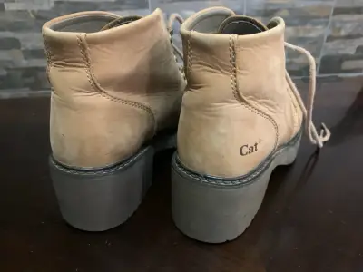 Botines CAT café con tachas - miniatura 3