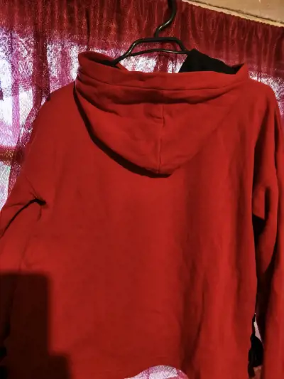 Polerón rojo con lentejuelas - miniatura 2