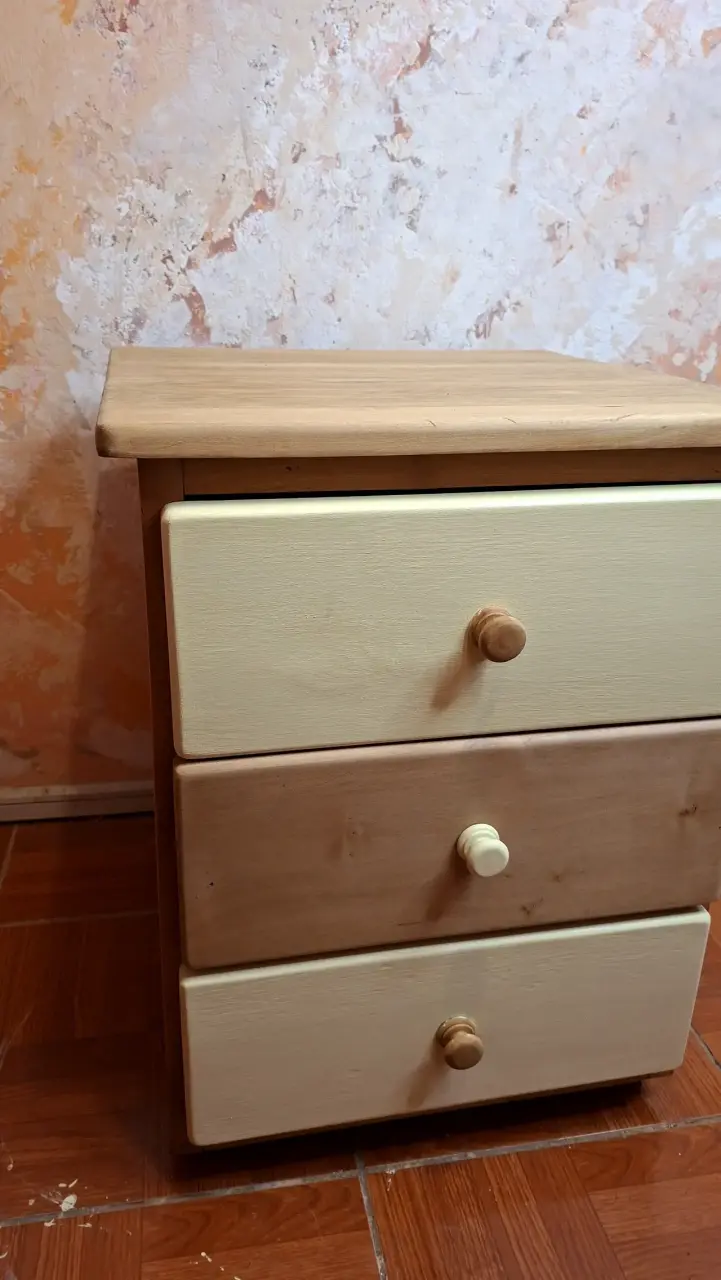 Velador de madera 3 cajones - 2