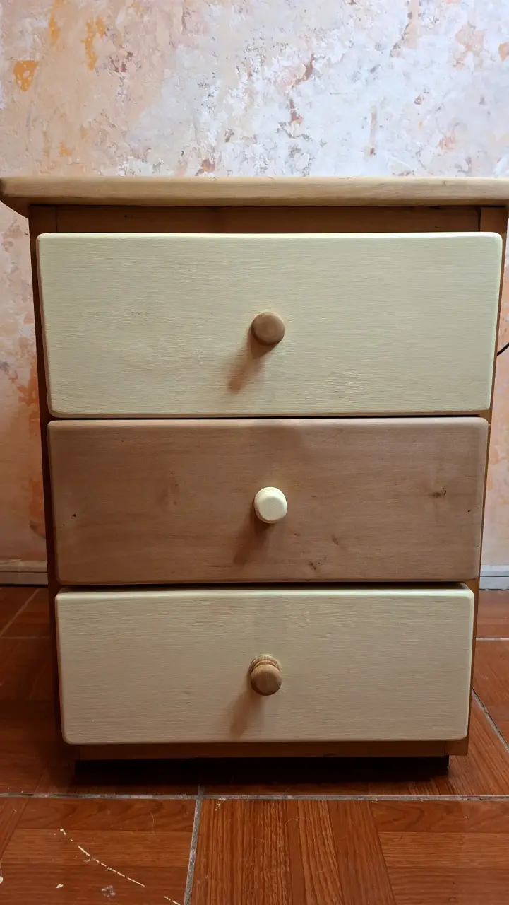 Velador de madera 3 cajones - 3