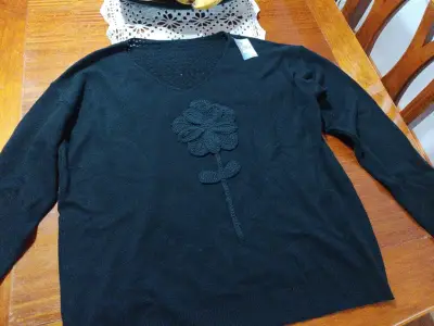 Suéter negro con flor bordada - miniatura 1