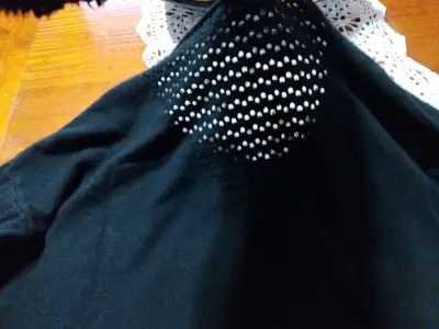 Suéter negro con flor bordada - miniatura 3