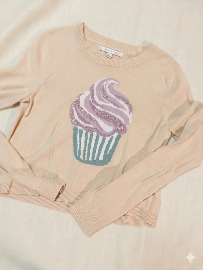 Suéter rosa pastel con cupcake