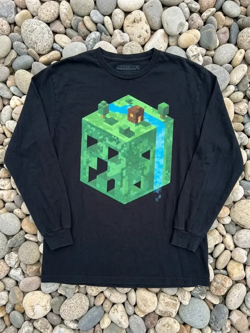 Polera negra de Minecraft