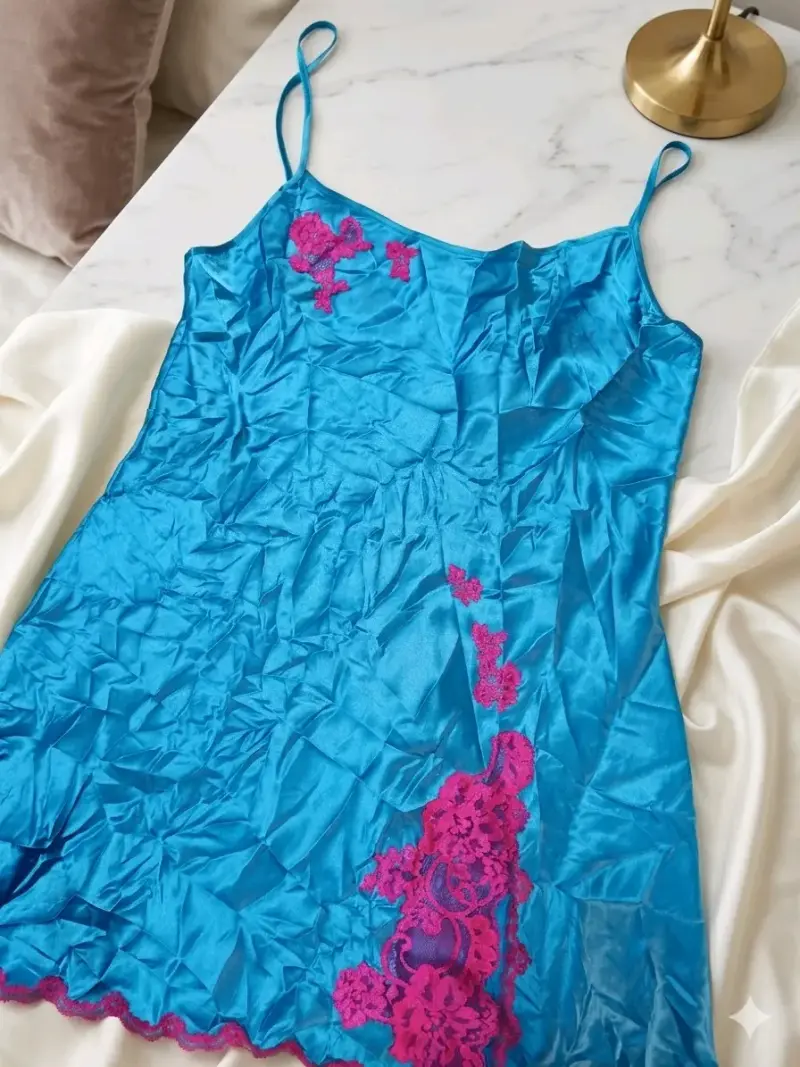 Camisón azul con encaje fucsia