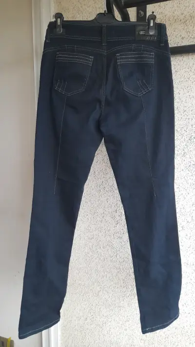 Jeans azul oscuro clásico - miniatura 3