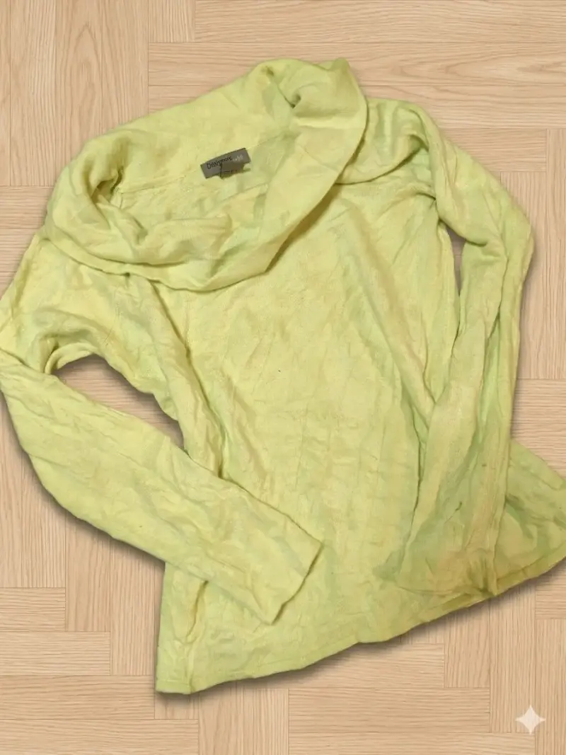 Suéter amarillo con cuello alto