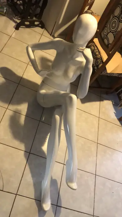 Maniquí femenino de exhibición - miniatura 1
