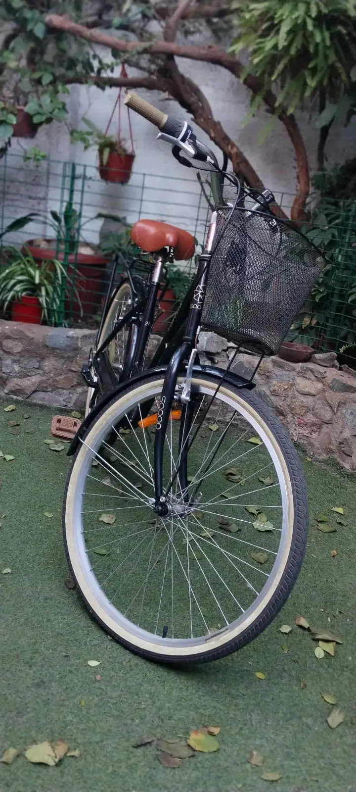 Bicicleta urbana negra con canasto - 2