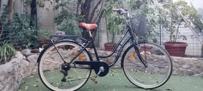 Bicicleta urbana negra con canasto - miniatura 3