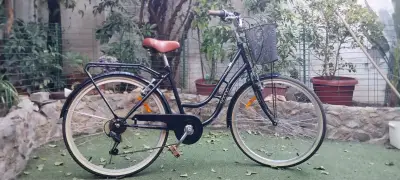 Bicicleta urbana negra con canasto - miniatura 4